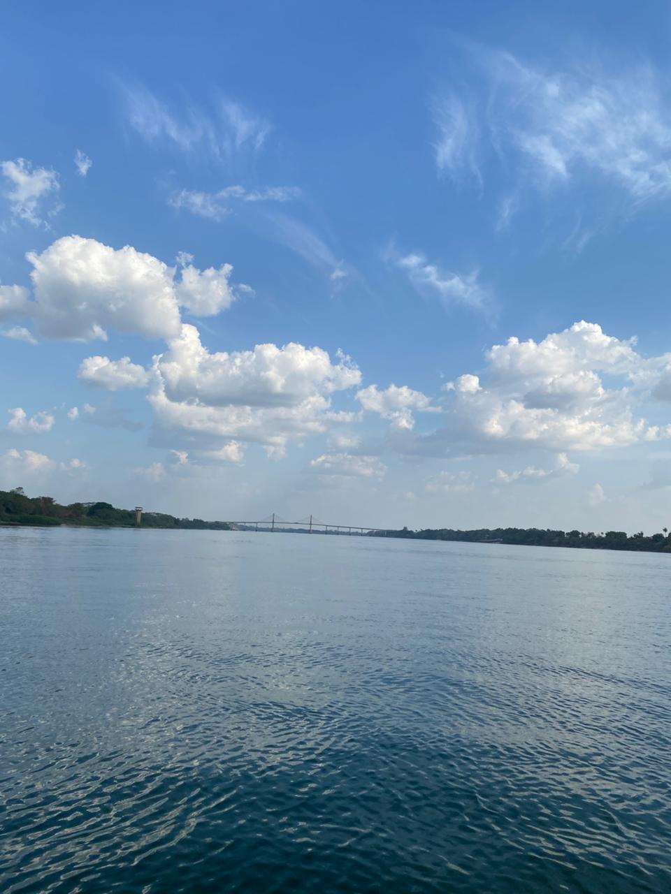 Paisagem com rio e céu azul no Maranhão